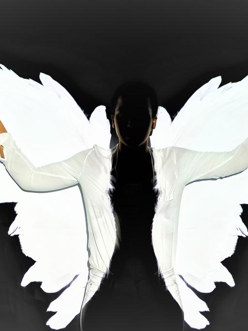 Bei einem ihrer Streifzüge durch Berlin trifft Sophonisbe einen leibhaftigen Engel. Zu sehen: Die Silouette einer Frau mit weißen großen Flügeln. 