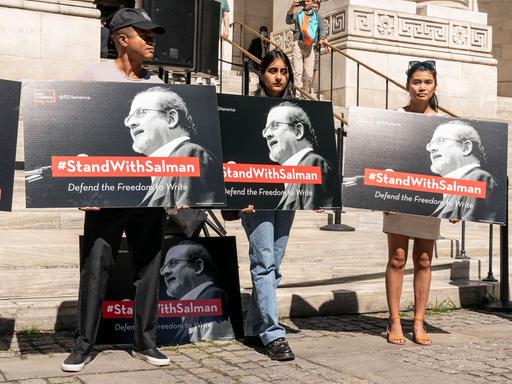 Aktivisten beteiligen sich an einer Solidaritätsaktion für den Schriftsteller Salman Rushdie in New York nach dem Anschlag auf ihn im August 2022. 