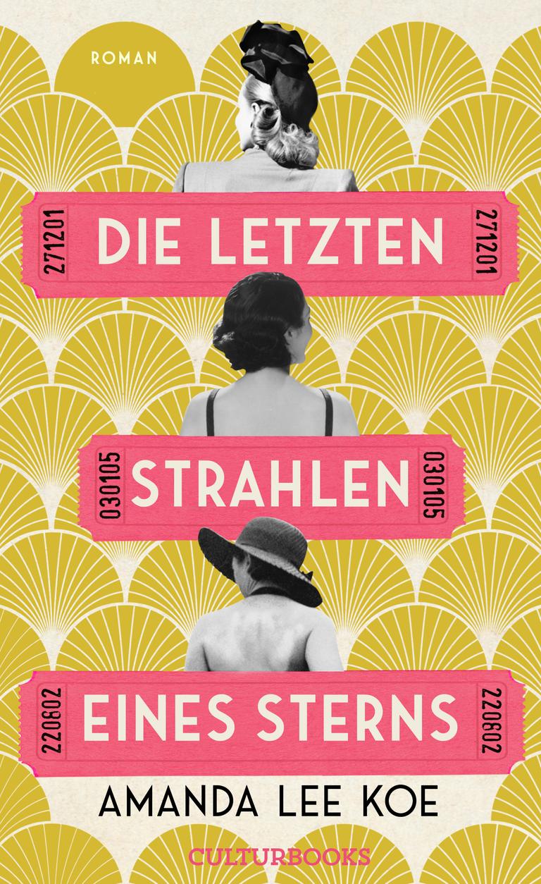 Das Cover Buches von Amanda Lee Koe, "Die letzten Strahlen eines Sterns". Es zeigt drei Frauen von hinten, zwischen den jeweiligen Fotos ist jeweils ein roter Balken mit einem Teil des Titels zu sehen. Zudem steht der Name der Autorin auf dem Cover. Das Cover Buches von Amanda Lee Koe, "Die letzten Strahlen eines Sterns". Es zeigt drei Frauen von hinten, zwischen den jeweiligen Fotos ist jeweils ein roter Balken mit einem Teil des Titels zu sehen. Zudem steht der Name der Autorin auf dem Cover.
