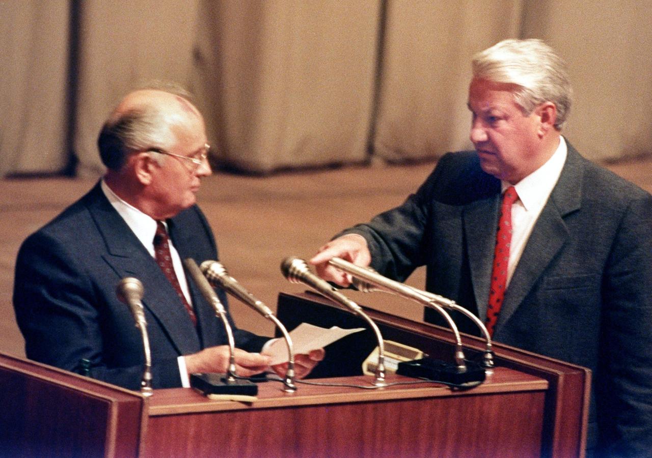 Archivbild vom 23.08.1991 zeigt den damaligen russischen Präsidenten Boris Jelzin (r) und den damaligen sowjetischen Präsidenten Michail Gorbatschow (l) am Rednerpult im russischen Parlament. Vor zehn Jahren schaute die Welt voller Angst nach Moskau. Am Morgen des 19. Juli 1991 rollten Panzer durch die Stadt. Ein selbst ernanntes "Staatskomitee für den Ausnahmezustand" erklärte Präsident Michail Gorbatschow aus gesundheitlichen Gründen für abgesetzt. dpa (zu Themenpaket "Der August-Putsch 1991 besiegelte das Schicksal der Sowjetunion") +++ dpa-Bildfunk +++ Archivbild vom 23.08.1991 zeigt den damaligen russischen Präsidenten Boris Jelzin (r) und den damaligen sowjetischen Präsidenten Michail Gorbatschow (l) am Rednerpult im russischen Parlament. Vor zehn Jahren schaute die Welt voller Angst nach Moskau. Am Morgen des 19. Juli 1991 rollten Panzer durch die Stadt. Ein selbst ernanntes "Staatskomitee für den Ausnahmezustand" erklärte Präsident Michail Gorbatschow aus gesundheitlichen Gründen für abgesetzt. dpa (zu Themenpaket "Der August-Putsch 1991 besiegelte das Schicksal der Sowjetunion") +++ dpa-Bildfunk +++