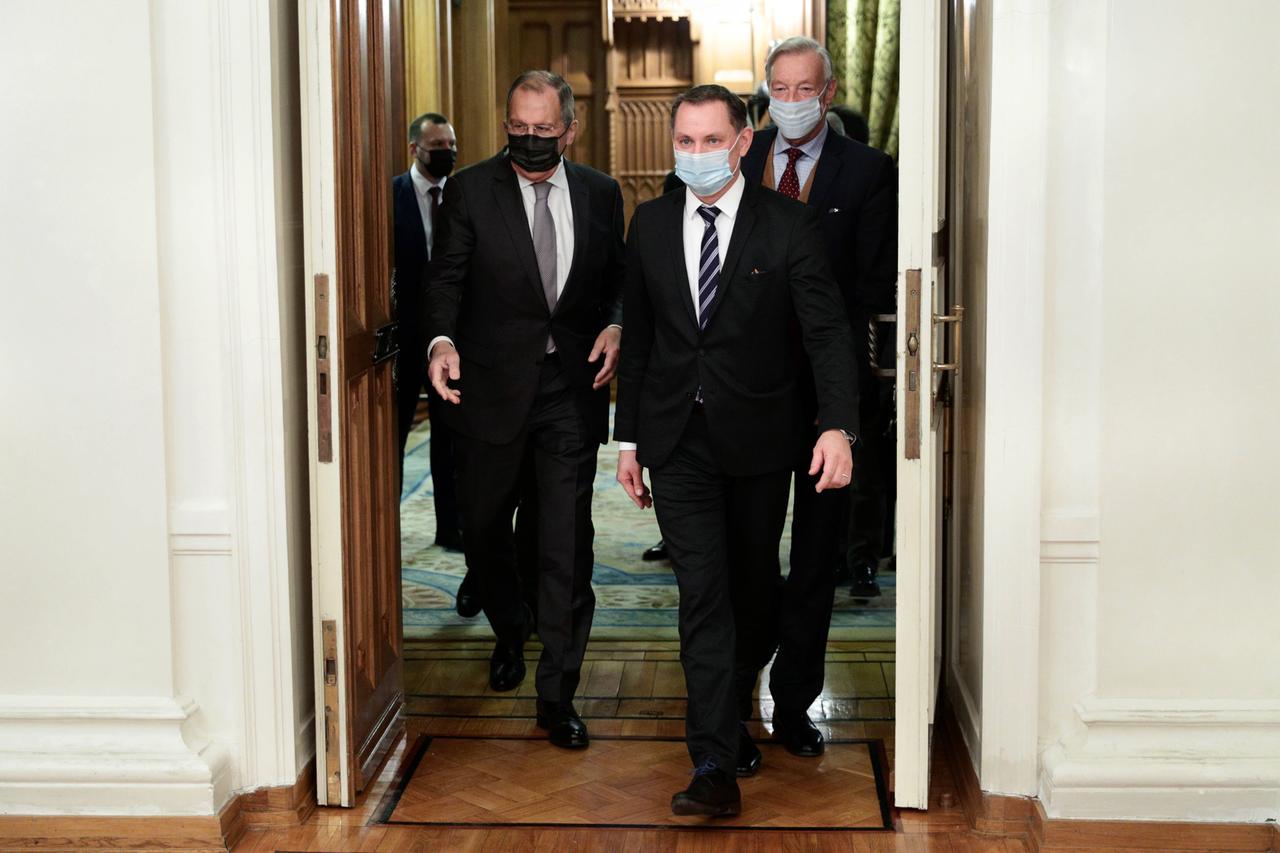 Russlands Außenminister Sergei Lawrow (links) und  AfD-Co-Chef Tino Chrupalla am 8.12.2020 in Moskau