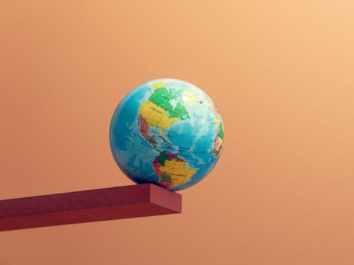Illustration: Ein Ball in Form einer Erdkugel balanciert auf einem Brett und droht hinunterzukippen.
