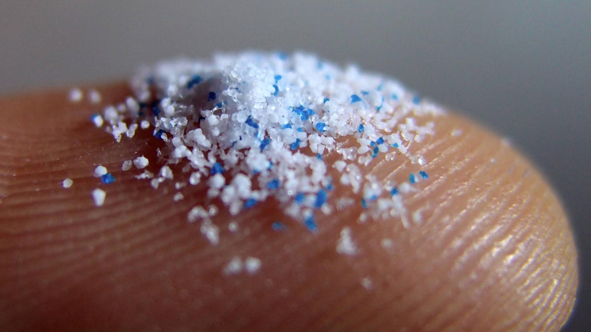 Primäres Mikroplastik Primäres Mikroplastik: Kleine Kunststoffpartikel, die einem Peeling Gel hinzugefügt waren. Köln, Primäres Mikroplastik Primäres Mikroplastik: Kleine Kunststoffpartikel, die einem Peeling Gel hinzugefügt waren. Köln,