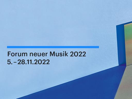 Auf einem blauen Banner ist das Datum 5. bis 28.11.2022 zu lesen, den Zeitraum, in dem das Forum neuer Musik 2022 unter dem Motto "Mit doppeltem Blick" stattfindet.