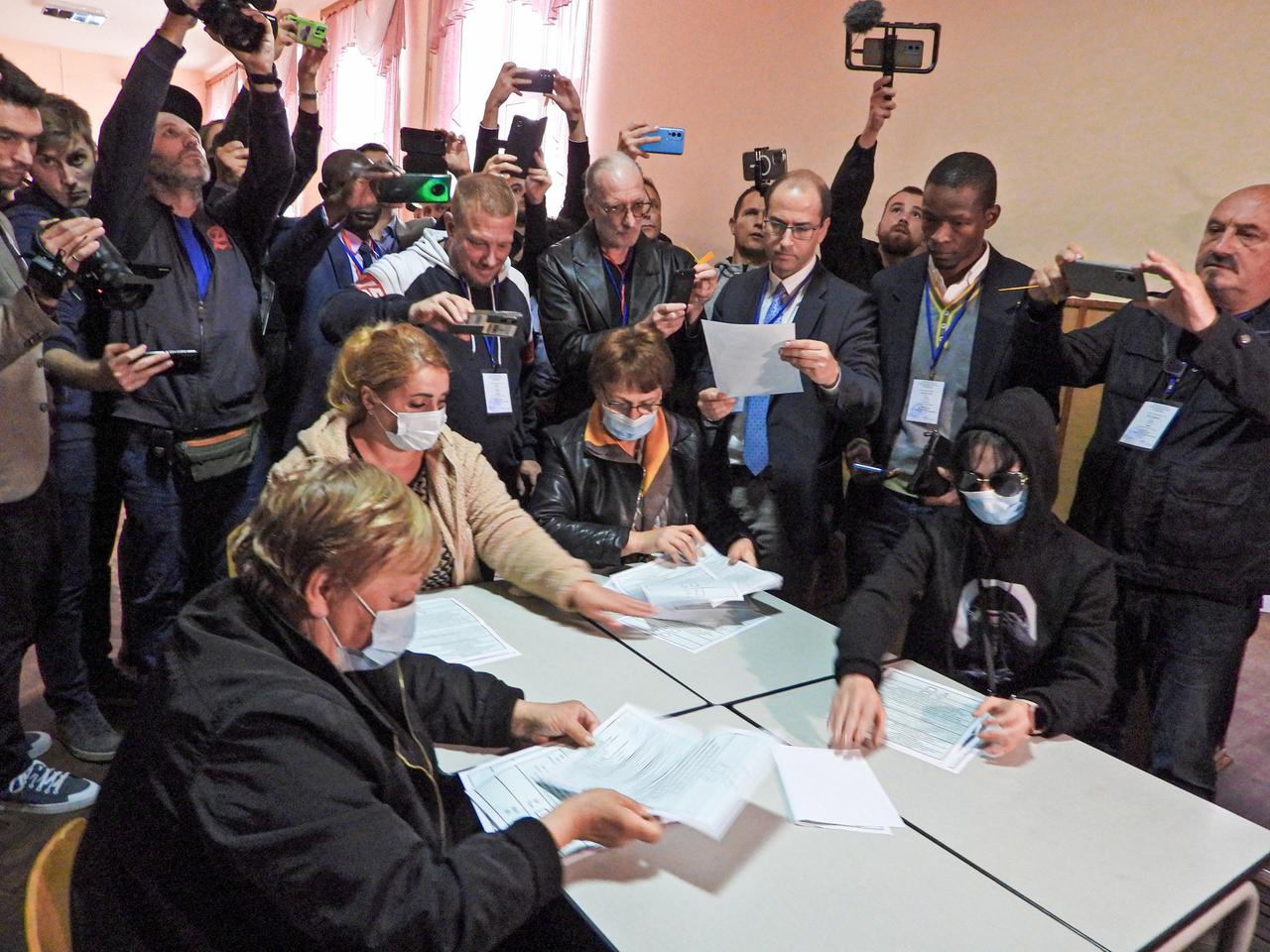 Foto der russischen Staatsagentur TASS: Stimmenauszählung beim "Referendum" in der Region Donezk Foto der russischen Staatsagentur TASS: Stimmenauszählung beim "Referendum" in der Region Donezk