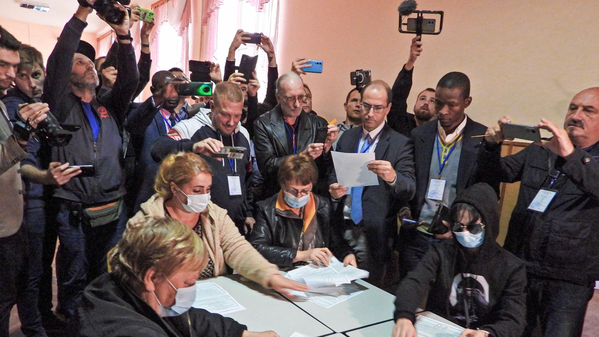 Foto der russischen Staatsagentur TASS: Stimmenauszählung beim "Referendum" in der Region Donezk Foto der russischen Staatsagentur TASS: Stimmenauszählung beim "Referendum" in der Region Donezk