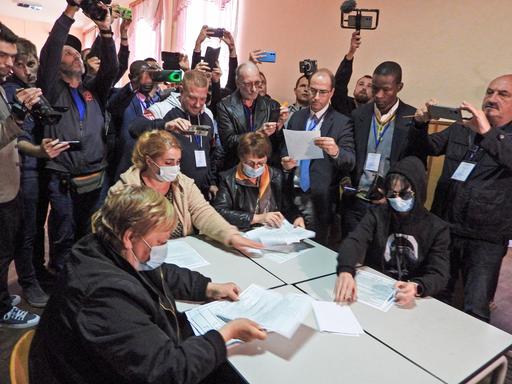Foto der russischen Staatsagentur TASS: Stimmenauszählung beim "Referendum" in der Region Donezk