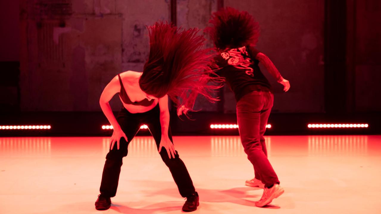 Zwei Tänzerinnen bei ihrer Headbang-Performance.
