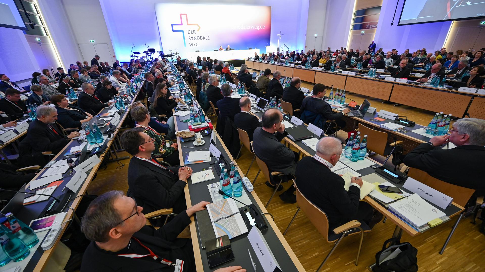 Teilnehmer der Synodalversammlung sitzen am 9. März 2023 im Tagungssaal in Frankfurt am Main. Sie tritt seit 2019 zum fünften und vorerst letzten Mal zusammen und umfasst 230 Menschen aus allen Bereichen des katholischen Lebens. Teilnehmer der Synodalversammlung sitzen am 9. März 2023 im Tagungssaal in Frankfurt am Main. Sie tritt seit 2019 zum fünften und vorerst letzten Mal zusammen und umfasst 230 Menschen aus allen Bereichen des katholischen Lebens.