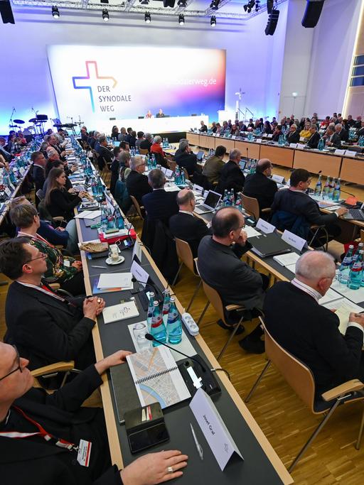 Teilnehmer der Synodalversammlung haben sitzen am 9. März 2023 im Tagungssaal in Frankfurt am Main. Sie tritt seit 2019 zum fünften und vorerst letzten Mal zusammen und umfasst 230 Menschen aus allen Bereichen des katholischen Lebens.