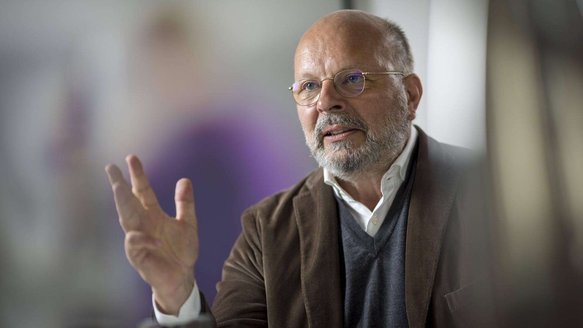 Stefan Gosepath spricht und hebt dabei leicht seinen Arm. Stefan Gosepath spricht und hebt dabei leicht seinen Arm.