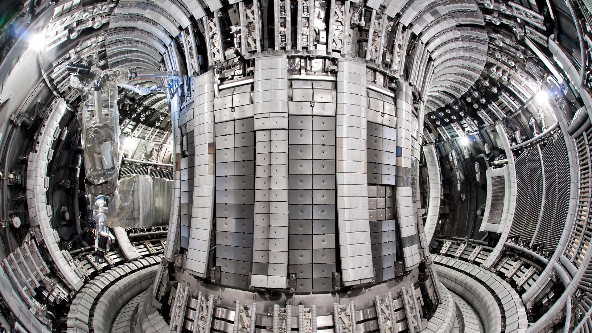 Blick ins Innere des JET-Reaktors in Culham (Großbritannien). Hier befindet sich während des Betriebs das Fusionsplasma, aus dem der Fusionsreaktor seine Energie bezieht. Blick ins Innere des JET-Reaktors in Culham (Großbritannien). Hier befindet sich während des Betriebs das Fusionsplasma, aus dem der Fusionsreaktor seine Energie bezieht.