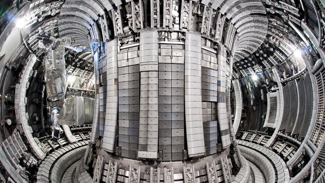 Blick ins Innere des JET-Reaktors in Culham (Großbritannien). Hier befindet sich während des Betriebs das Fusionsplasma, aus dem der Fusionsreaktor seine Energie bezieht. 