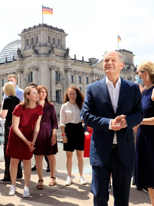 Olaf Scholz beim Fototermin mit den U40 Kandidat*innen der SPD für die Bundestagswahl 2021.
