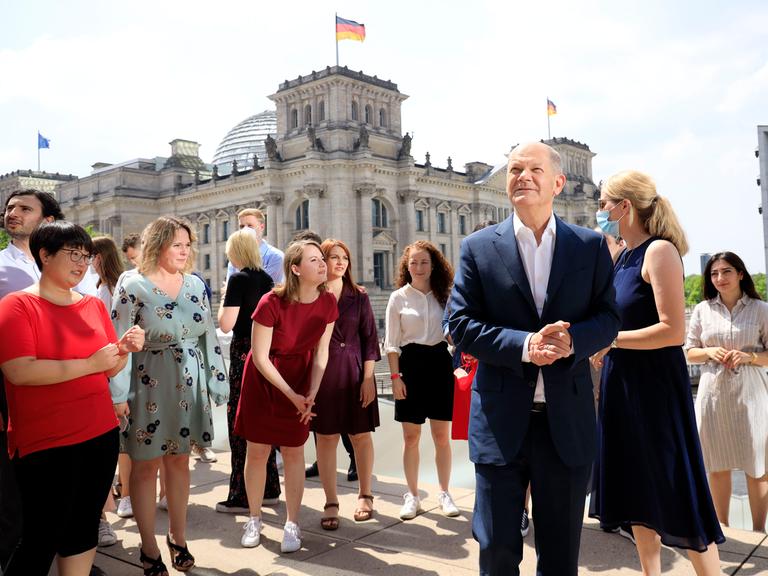 Olaf Scholz beim Fototermin mit den U40 Kandidat*innen der SPD für die Bundestagswahl 2021.