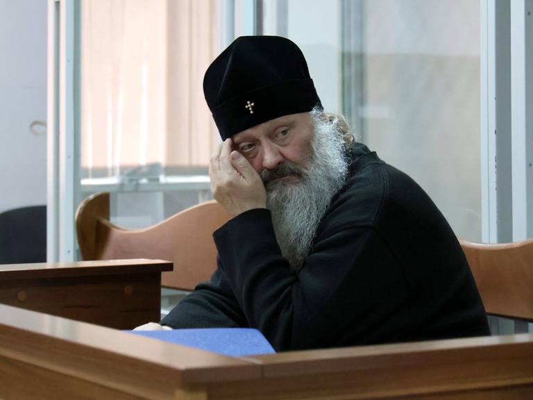 Der Vorsteher des Kiewer Höhlenklosters, Pawel, bei einer Anhörung vor einem Gericht in Kiew