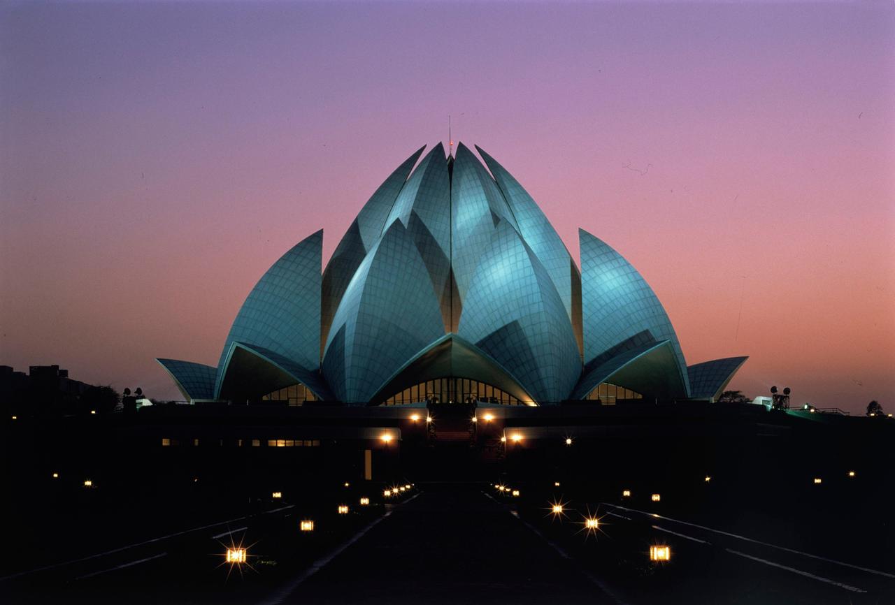 Wie eine Blüte geformtes Gebäude bei Sonnenuntergang: das Baha'i-Haus der Andacht in Delhi, Indien