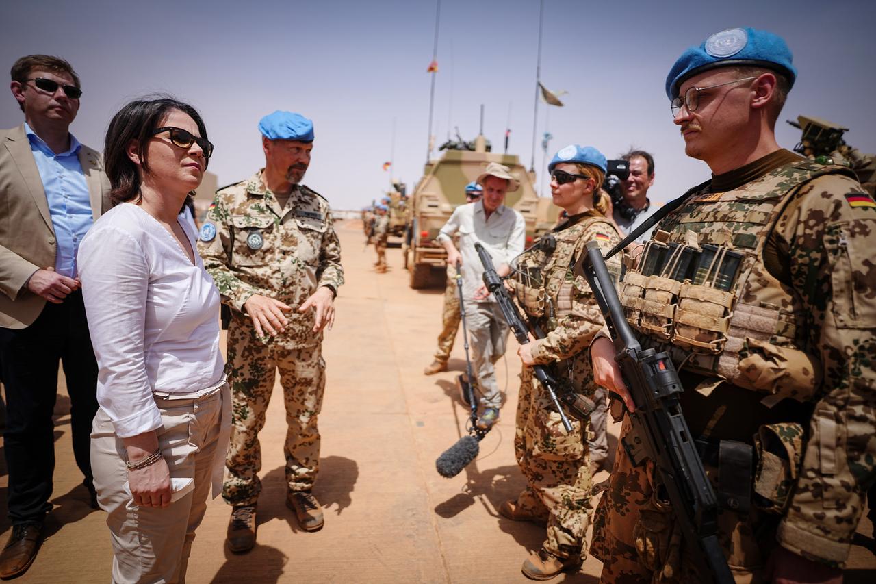 Annalena Baerbock (Bündnis 90/Die Grünen), AuÃenministerin, unterhält sich in Gao in Mali im Feldlager Camp Castor mit Bundeswehrsoldaten. Die Bundeswehr ist in dem westafrikanischen Land an der UN-Mission Minusma und der EU-Ausbildungsmission EUTM beteiligt. Annalena Baerbock (Bündnis 90/Die Grünen), AuÃenministerin, unterhält sich in Gao in Mali im Feldlager Camp Castor mit Bundeswehrsoldaten. Die Bundeswehr ist in dem westafrikanischen Land an der UN-Mission Minusma und der EU-Ausbildungsmission EUTM beteiligt.