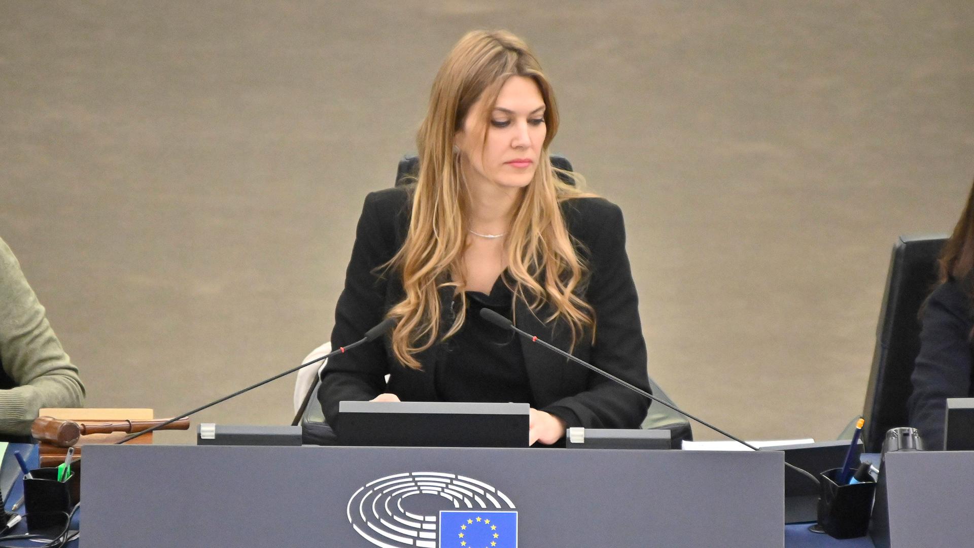 Eva Kaili sitzt an einem Tisch im Europäischen Parlament. Eva Kaili sitzt an einem Tisch im Europäischen Parlament.