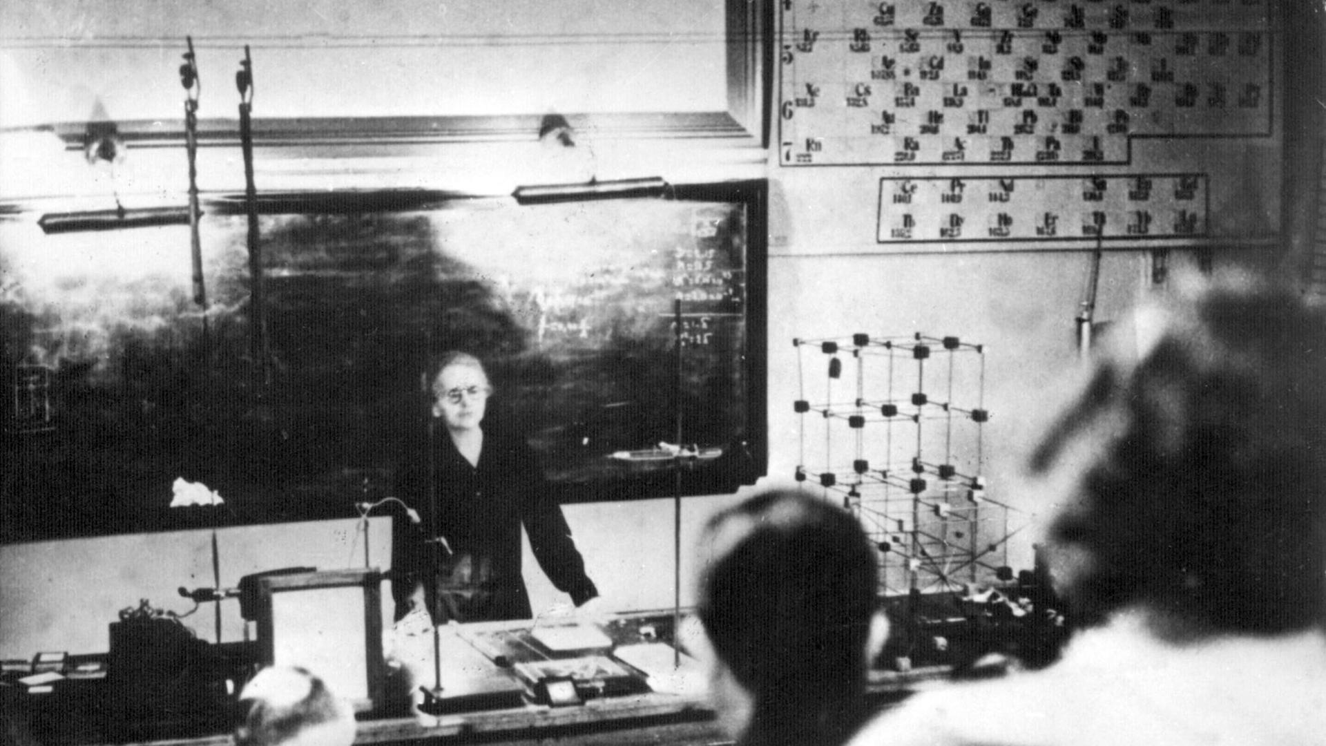 Das schwarz-weiße Bild zeigt Marie Curie bei einer Vorlesung im Radium-Institut in Paris im Jahr 1927 Das schwarz-weiße Bild zeigt Marie Curie bei einer Vorlesung im Radium-Institut in Paris im Jahr 1927