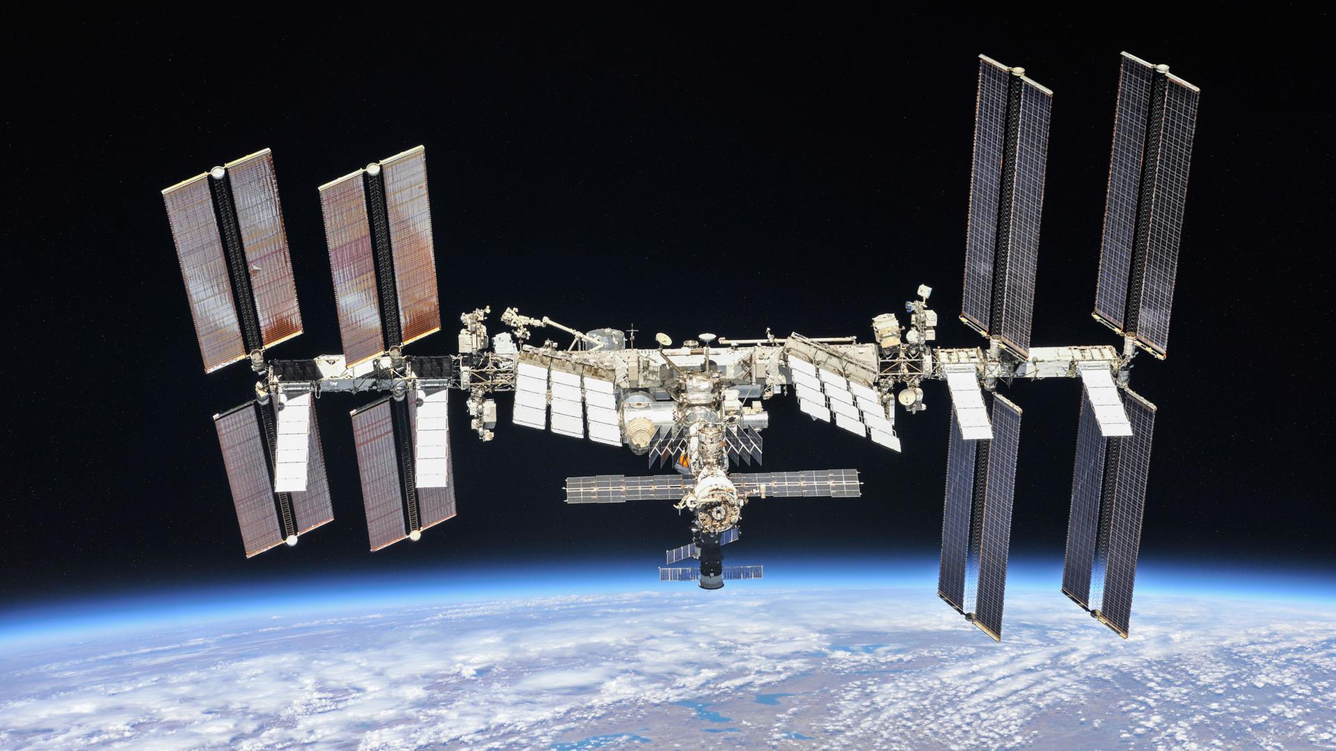 Die Raum-Station ISS schwebt über der Erde Die Raum-Station ISS schwebt über der Erde