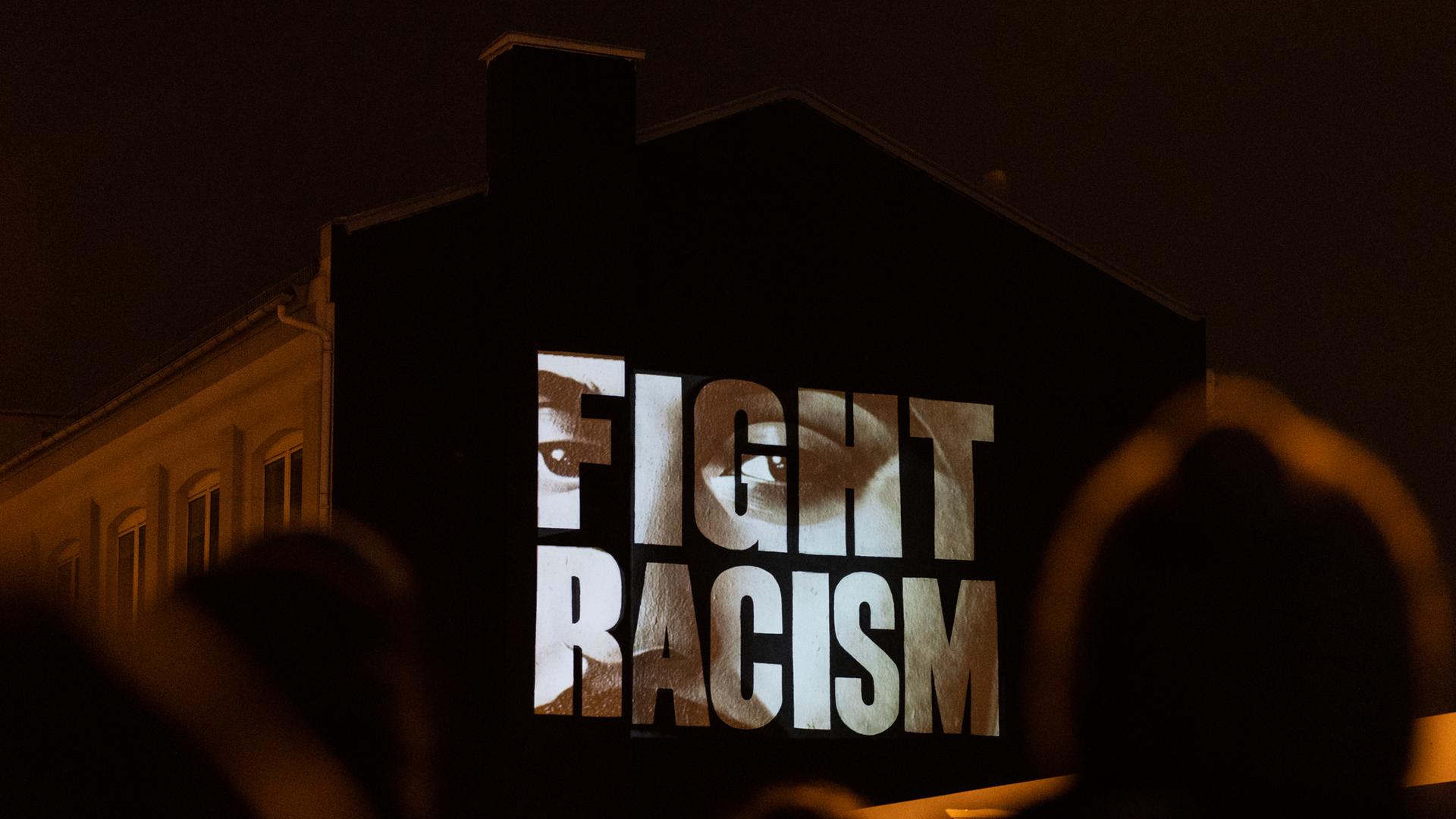 "Fight Racism" mit den Gesichtern der Opfer steht auf einer Hausfassade an der Camberger Brücke zum Gedenken an die Opfer der rassistisch motivierten Anschläge von Hanau im Jahr 2020. Das Künstlerkollektiv âKollektiv ohne Namenâ fürhte die Aktion durch. "Fight Racism" mit den Gesichtern der Opfer steht auf einer Hausfassade an der Camberger Brücke zum Gedenken an die Opfer der rassistisch motivierten Anschläge von Hanau im Jahr 2020. Das Künstlerkollektiv âKollektiv ohne Namenâ fürhte die Aktion durch.