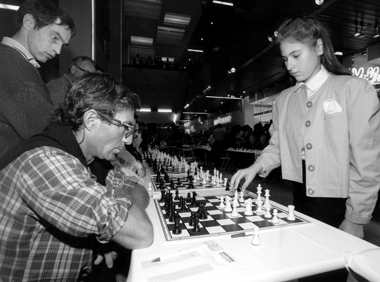 Judit Polgar, geboren am 23. Juli 1976 in Budapest, spielt 1989 im schweizerischen Luzern gegen einen von 50 Gegner. Judit Polgar, geboren am 23. Juli 1976 in Budapest, spielt 1989 im schweizerischen Luzern gegen einen von 50 Gegner.