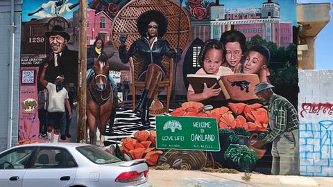 Ein buntes Wandbild zeigt unterschiedlichste Motive mit Anspielungen auf die Stadtgeschichte Oaklands.