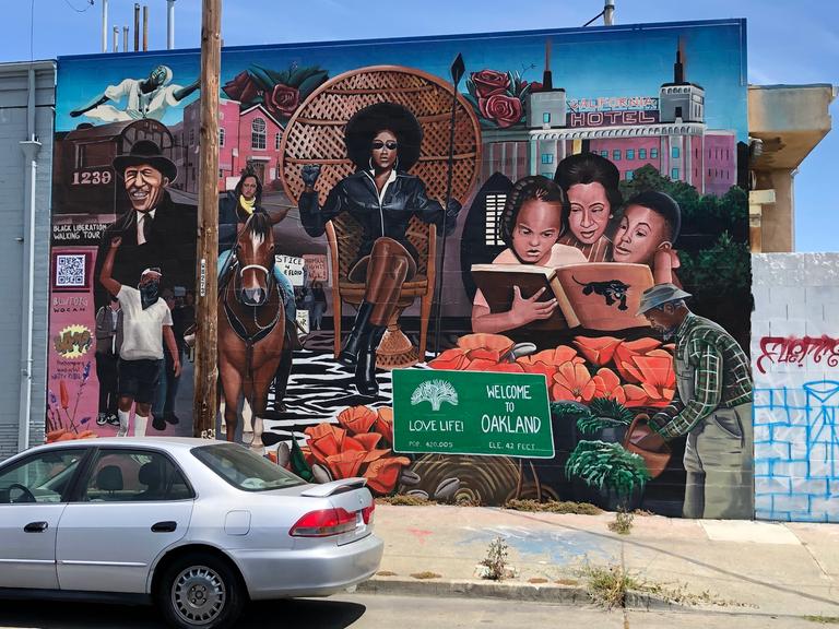 Ein buntes Wandbild zeigt unterschiedlichste Motive mit Anspielungen auf die Stadtgeschichte Oaklands.