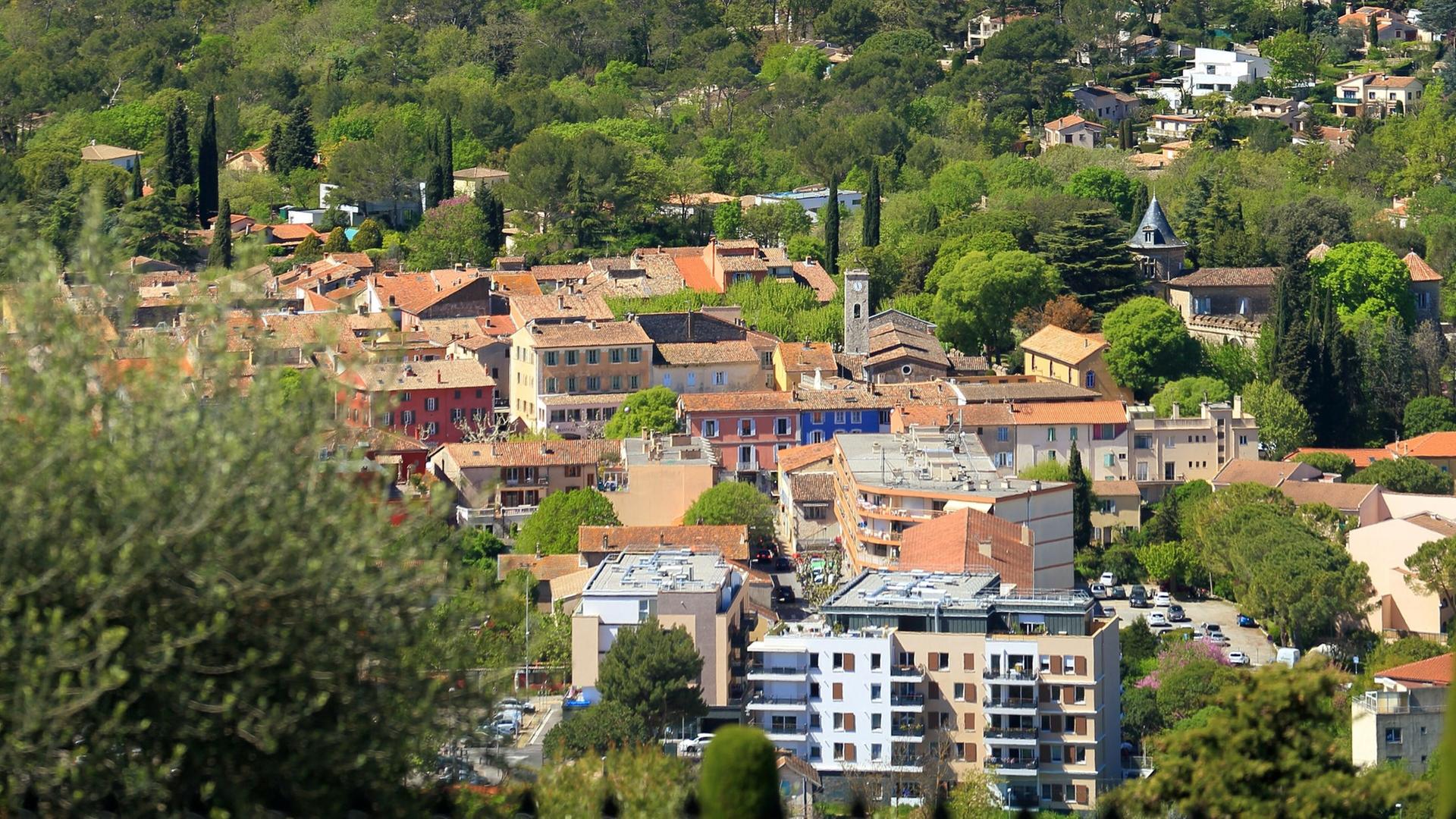 Blick auf Mouans Sartoux in der Provence