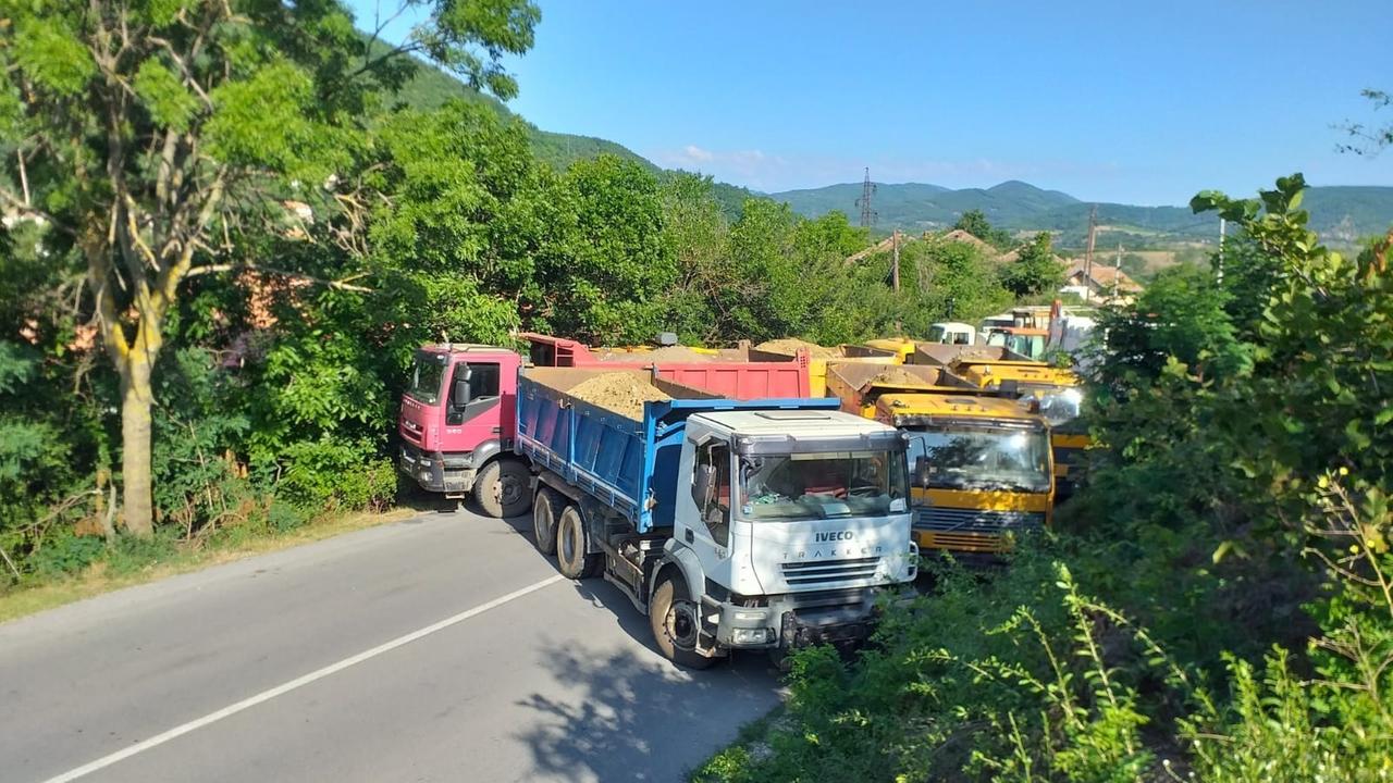 Mitrovica im Norden des Kosovos am 1. August 2022: Lkw blockieren eine Straße zum serbisch-kosovarischen Grenzübergang Jarinje Mitrovica im Norden des Kosovos am 1. August 2022: Lkw blockieren eine Straße zum serbisch-kosovarischen Grenzübergang Jarinje