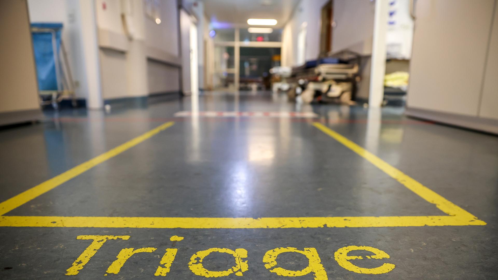 Eine Markierung und das Wort "Triage" sind im Eingangsbereich der Notaufnahme der Leipziger Uniklinik zu sehen. Eine Markierung und das Wort "Triage" sind im Eingangsbereich der Notaufnahme der Leipziger Uniklinik zu sehen.