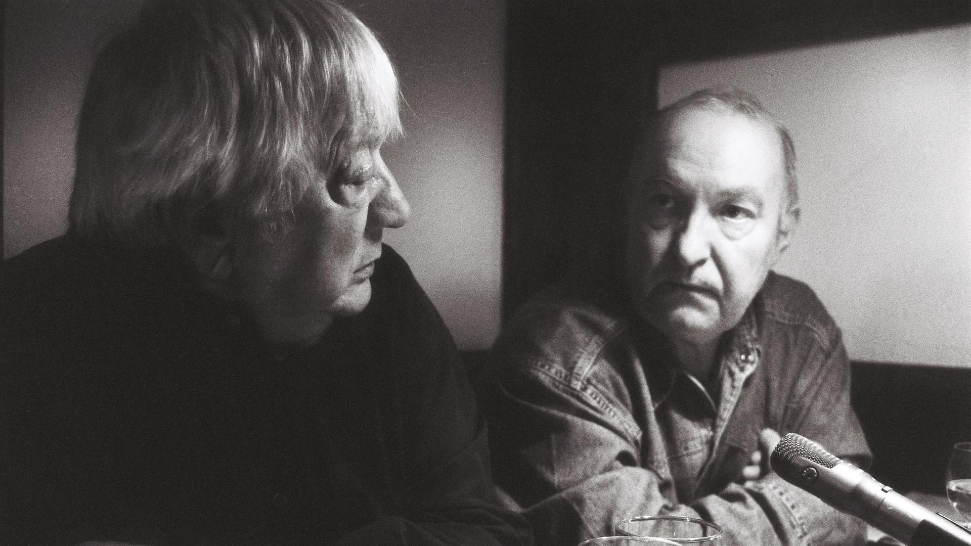 Heinz-Klaus Metzger (links) und Rainer Riehn sitzen nebeneinander bei einer Studio-Aufnahme