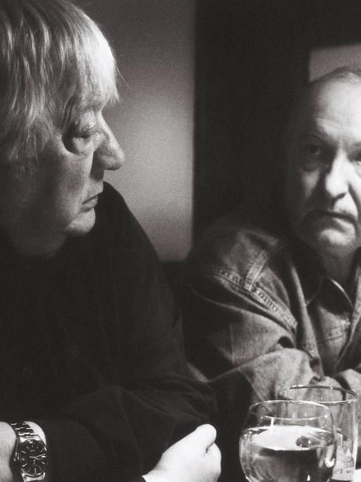 Heinz-Klaus Metzger (links) und Rainer Riehn sitzen nebeneinander bei einer Studio-Aufnahme