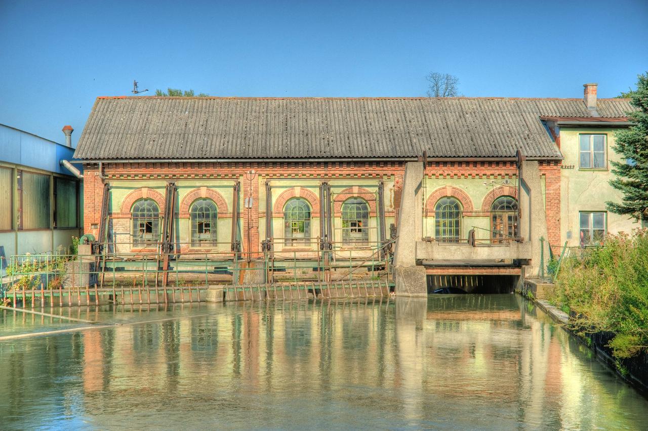 Blick auf restaurierte Gebäude der ehemaligen Textilfabrik Marienthal
