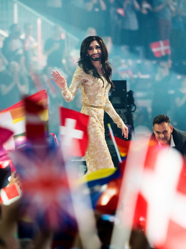 Beim 59. Eurovision Song Contest (ESC)  in Kopenhagen 2014 lässt sich Conchita Wurst nach dem Sieg auf der Bühne feiern, im Vordergrund sind Flaggen verschiedener Länder zu sehen.
