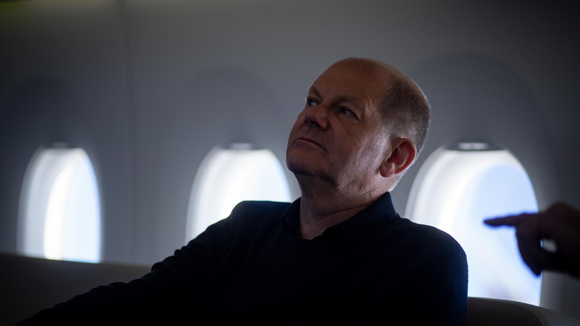 Bundeskanzler Olaf Scholz (SPD) auf dem Rückweg von Tokio im Airbus A350 Bundeskanzler Olaf Scholz (SPD) auf dem Rückweg von Tokio im Airbus A350