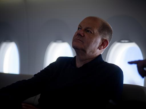 Bundeskanzler Olaf Scholz (SPD) auf dem Rückweg von Tokio im Airbus A350