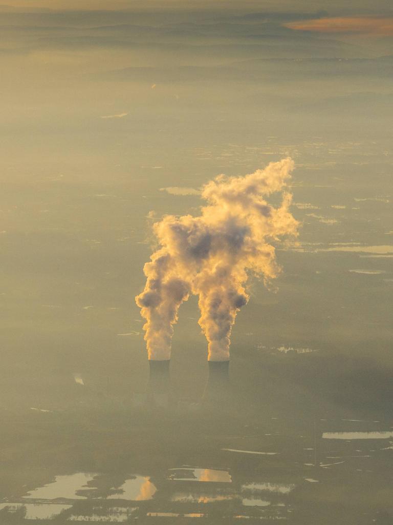 Luftaufnahme der zwei Kühltürme des AKWs Gundremmingen im Nebel.