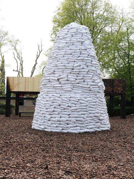 Eine ukrainische Installation aus Sandsäcken auf der Biennale in Venedig. 