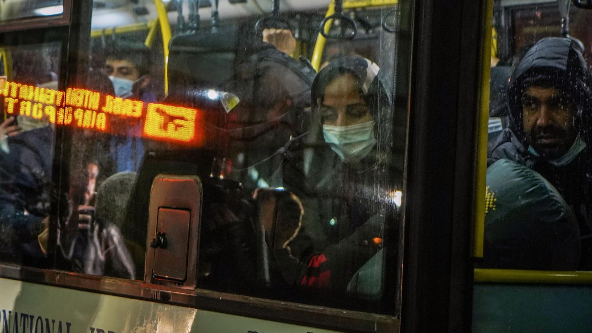 Menschen stehen eng gedrängt in einem Bus. Menschen stehen eng gedrängt in einem Bus.