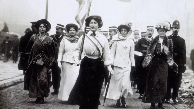 Protestzug von Suffragetten, angeführt von Daisy Dugdale in London, ca. 1908.