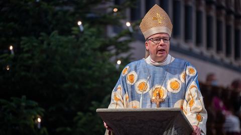 Bischof Stephan Ackermann predigt während des Pontifikalamts zu Weihnachten