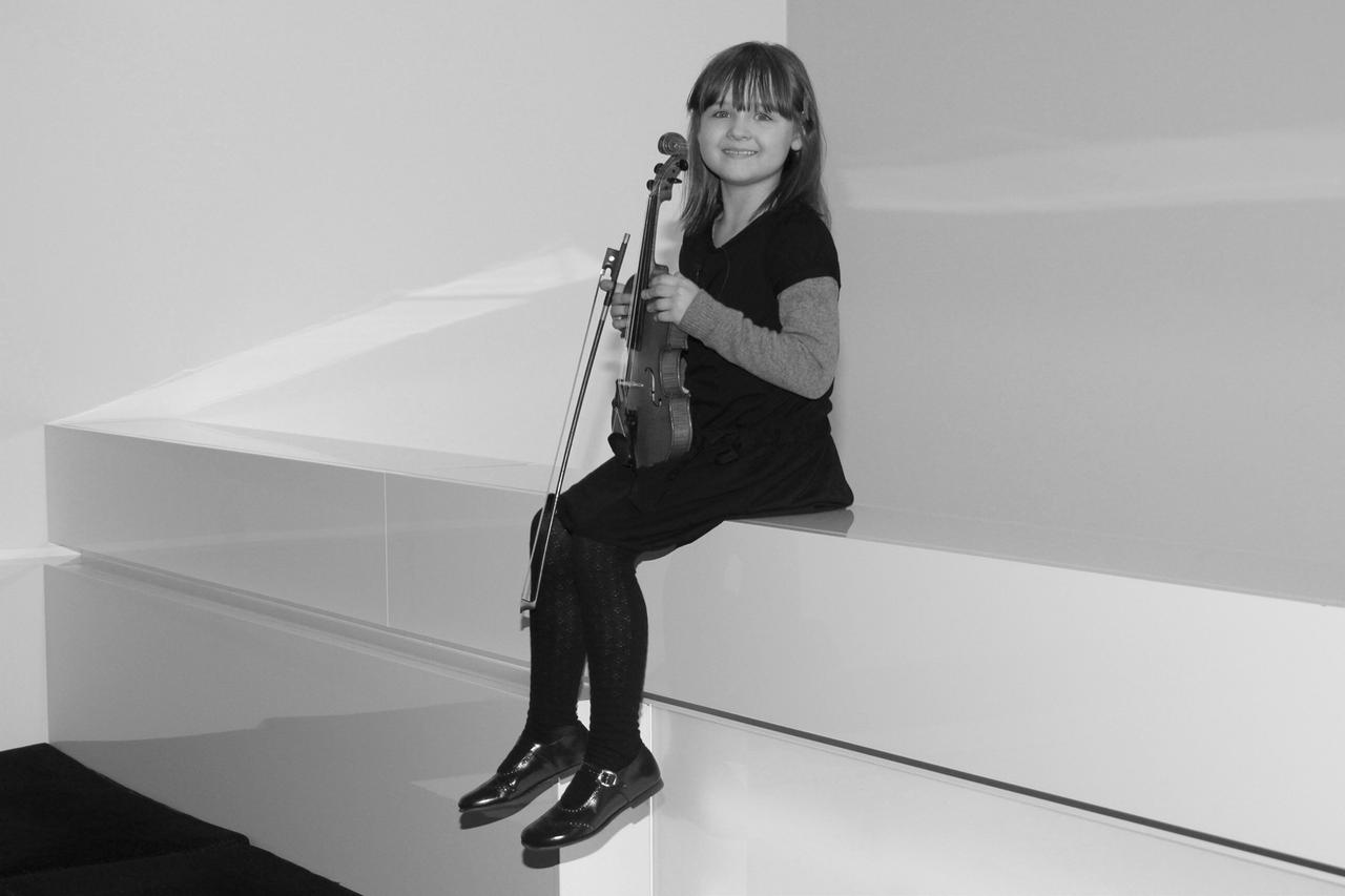 Porträt von Laetitia Hahn als Kind mit ihrer Geige, 2011.