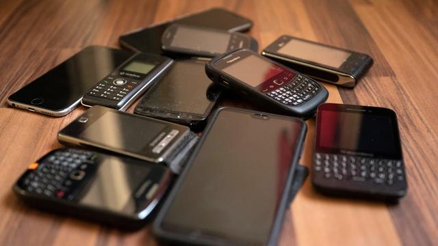 Ungenutzte Handys liegen auf dem Boden.