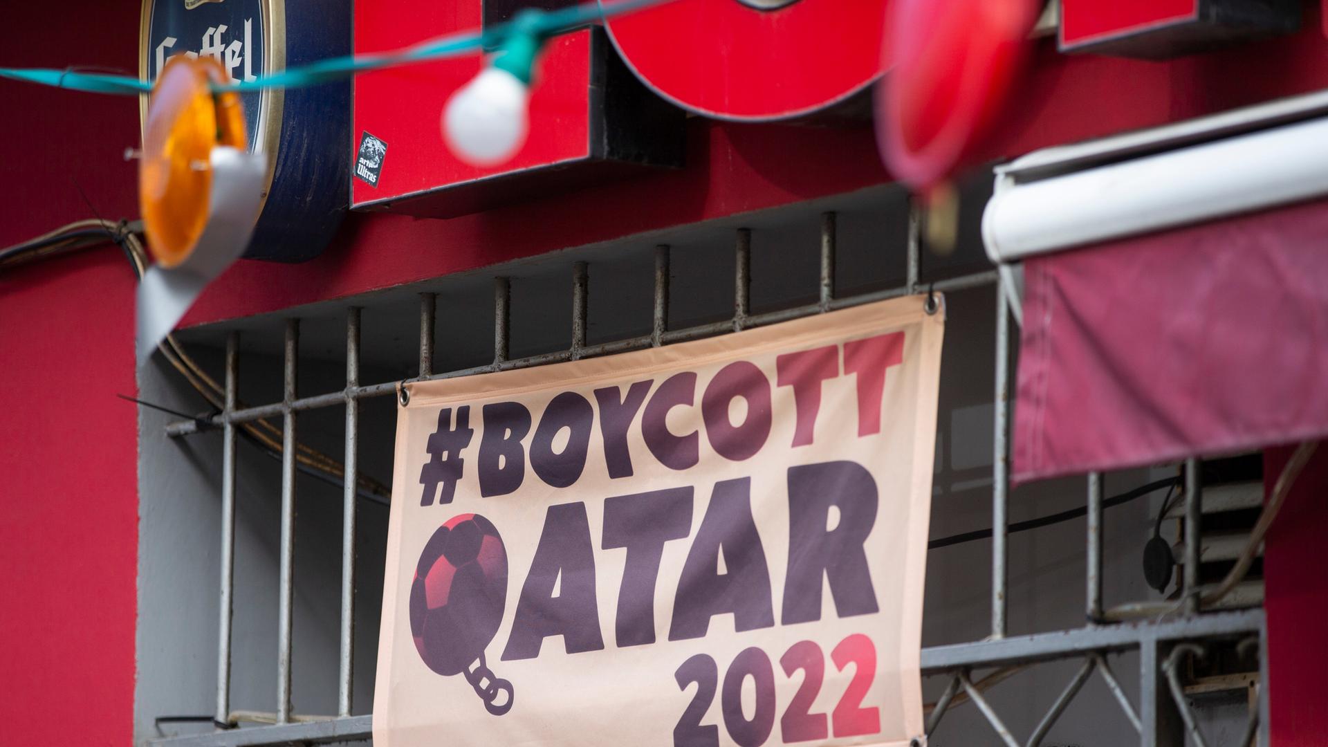 Die Kneipe Lotta in der Kölner Südstadt boykottiert die Fussball WM-Spiele in Katar und hat über dem Eingang ein Banner mit der Aufschrift "#Boycott Qatar 2022" aufgehängt.