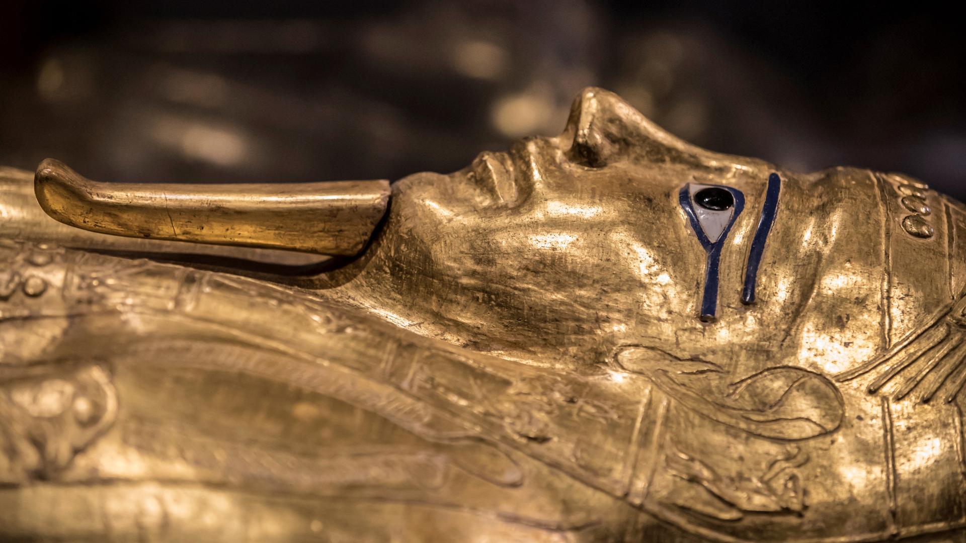Der Gold-Sarkophag des Priesters Nedjemankh im Ägyptischen Museum in Kairo nach seiner Rückführung aus den Vereinigten Staaten, 1. Oktober 2019 Der Gold-Sarkophag des Priesters Nedjemankh im Ägyptischen Museum in Kairo nach seiner Rückführung aus den Vereinigten Staaten, 1. Oktober 2019