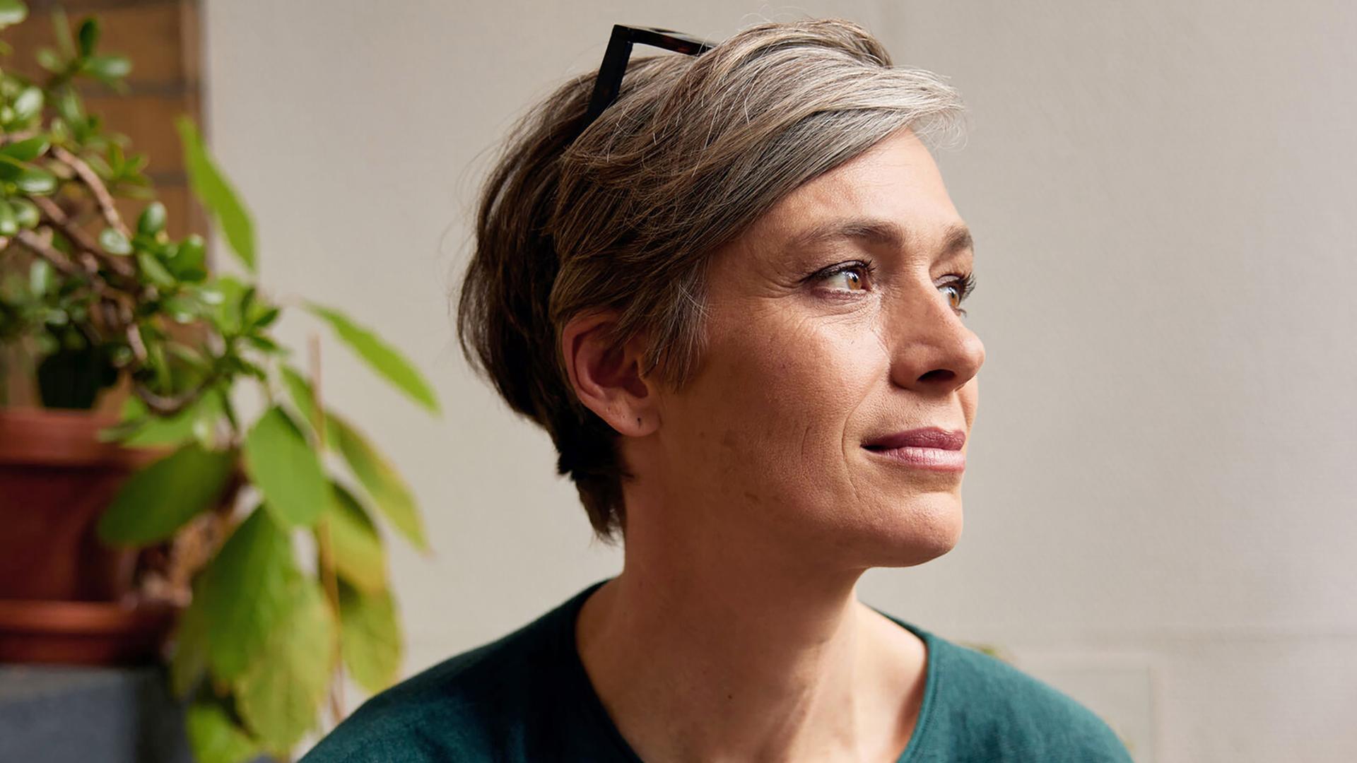 Ein Foto zeigt die Stadtforscherin Tatjana Schneider im Profil.
Ein Foto zeigt die Stadtforscherin Tatjana Schneider im Profil.