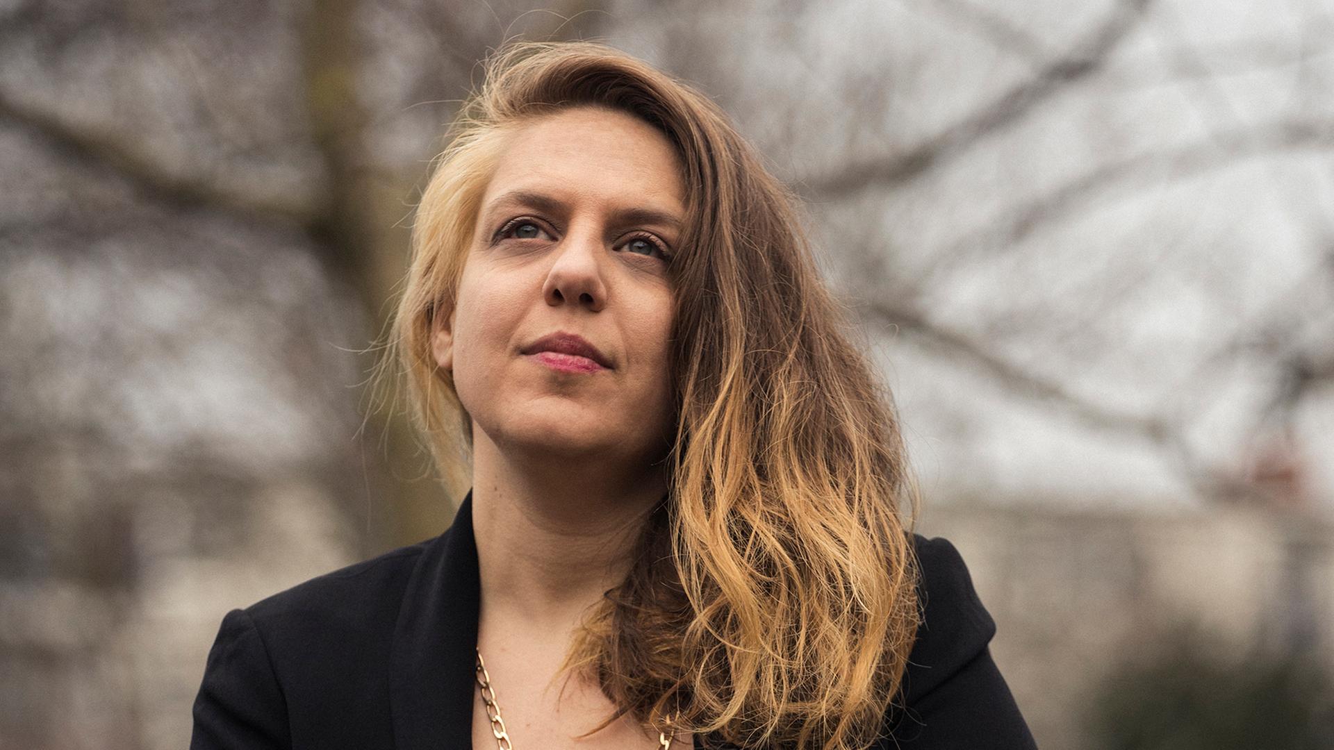 Die Autorin und Dramatikerin Sivan Ben Yishai. Sie trägt ein schwarzes Kleid. Die Autorin und Dramatikerin Sivan Ben Yishai. Sie trägt ein schwarzes Kleid.