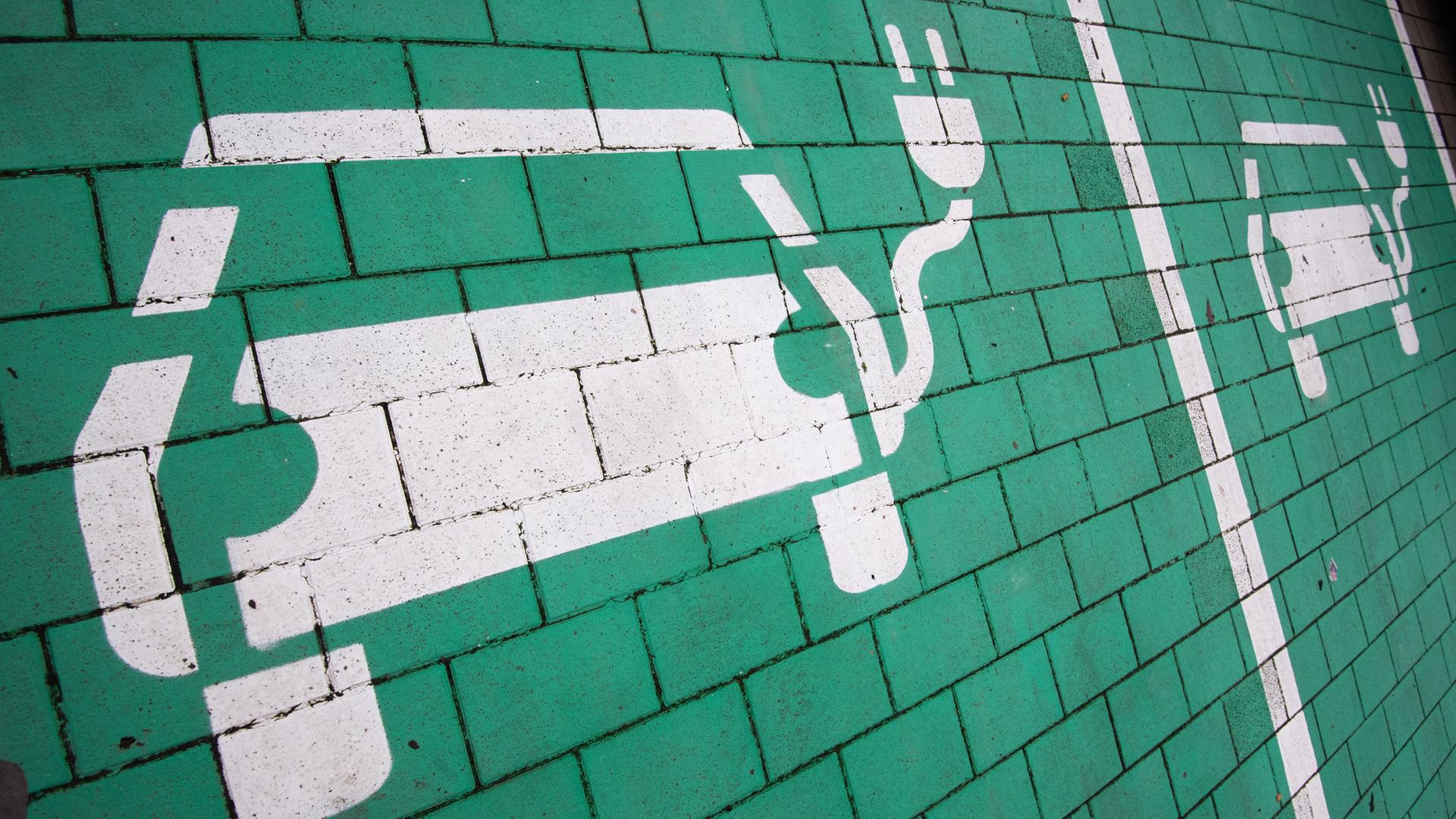 Parkplätze mit einer Ladesäule für Elektroautos in der Region Hannover sind grün markiert. Parkplätze mit einer Ladesäule für Elektroautos in der Region Hannover sind grün markiert.